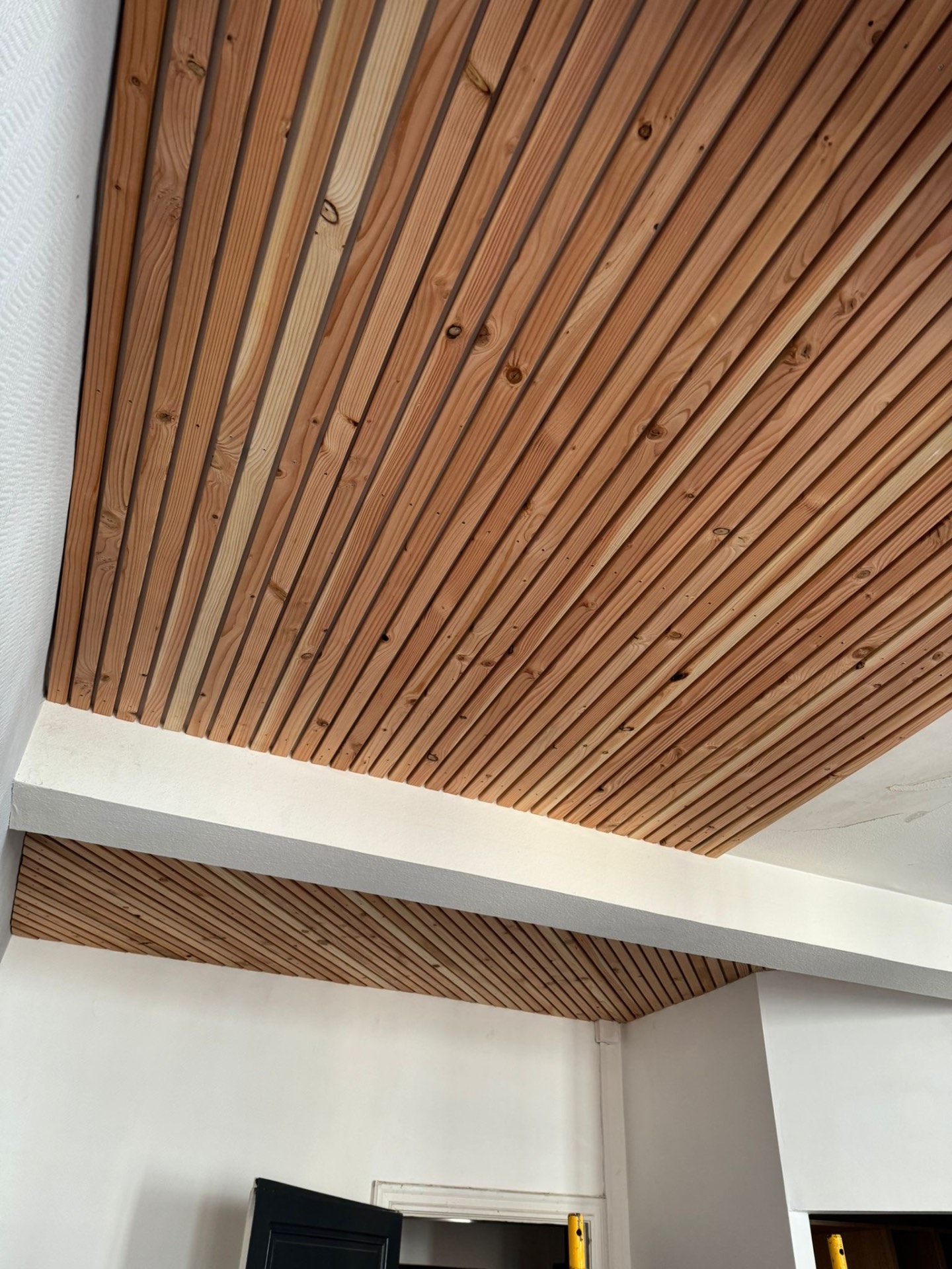 Plafond tasseaux pin — pose diagonale