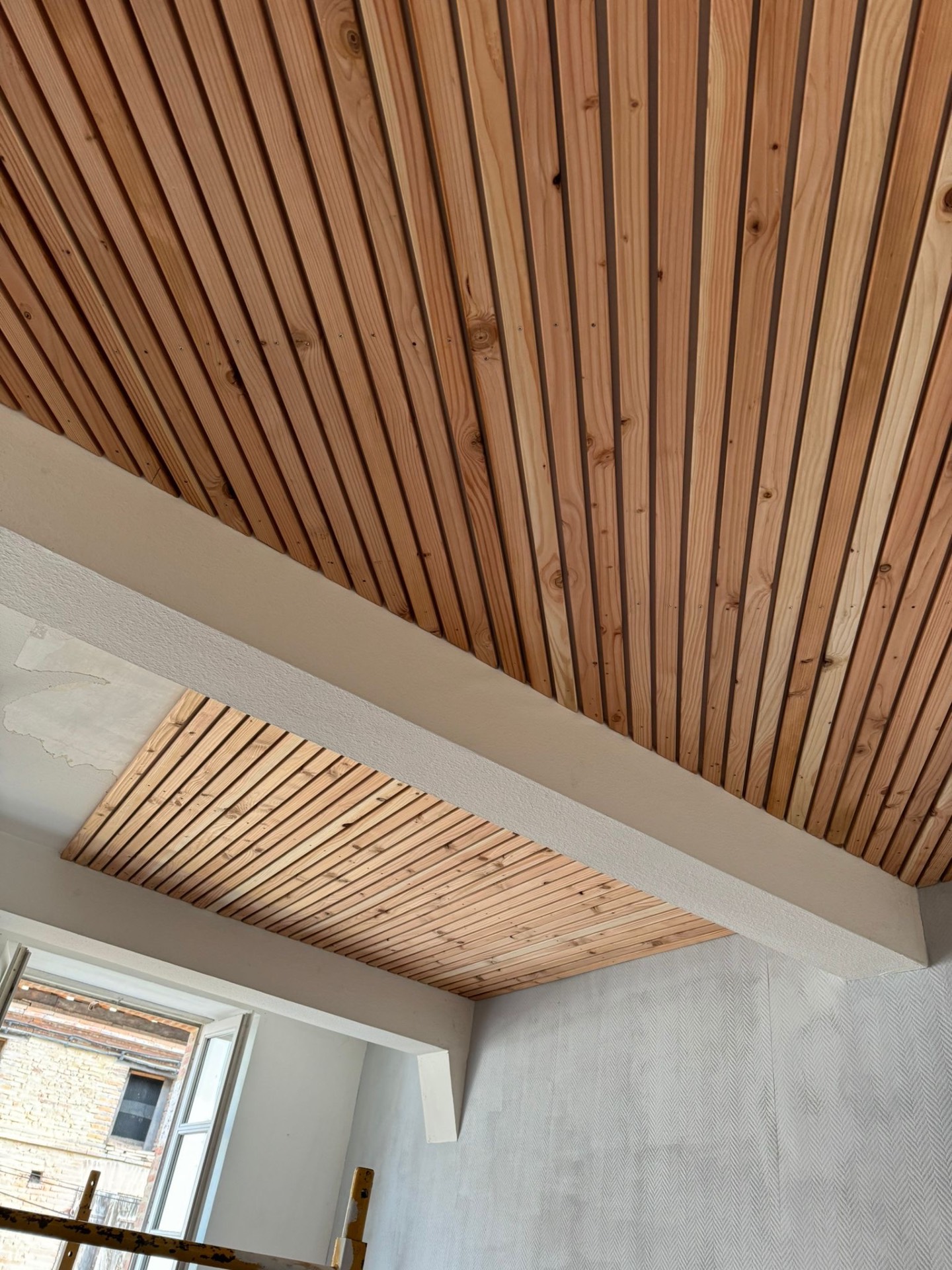 Plafond tasseaux bois — habillage poutre