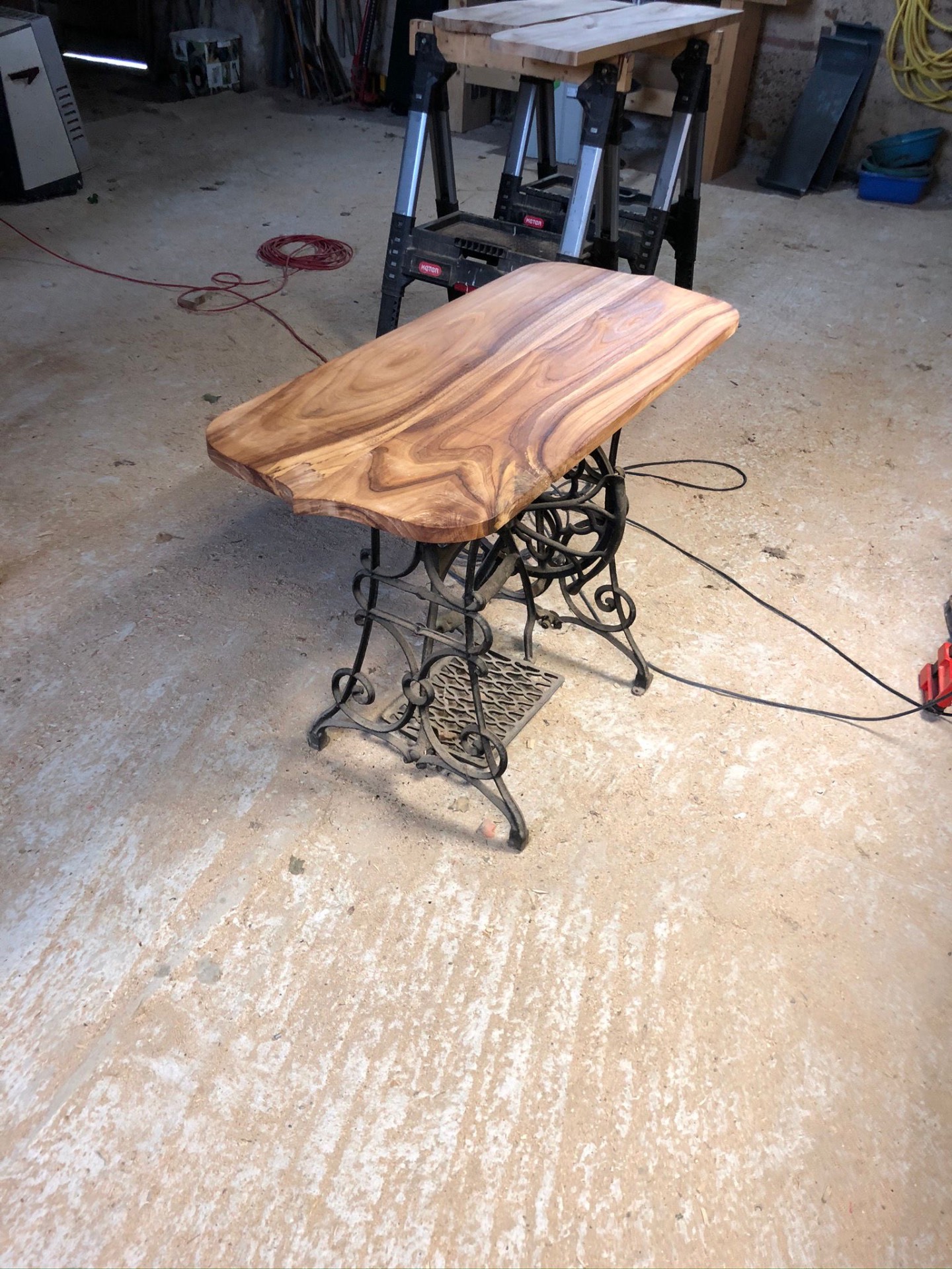 Console bois exotique & piétement fonte
