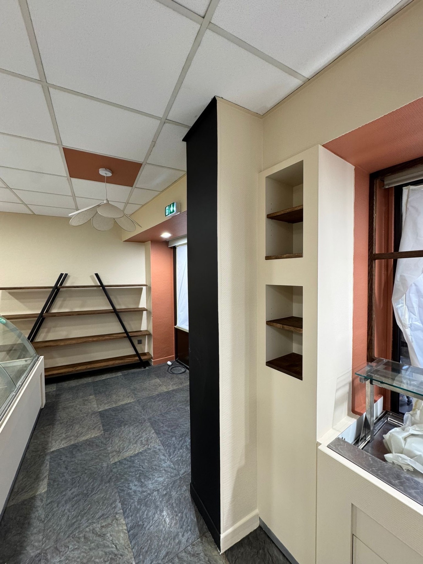 Aménagement boutique — niches & étagères