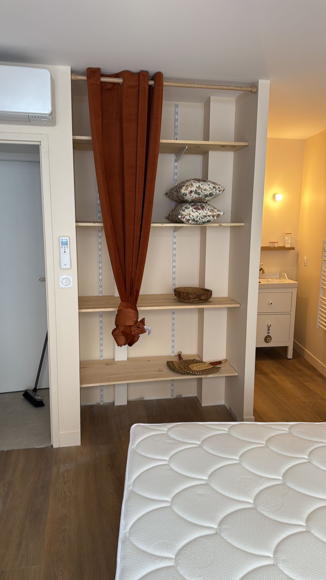 Niche dressing chambre — étagères pin