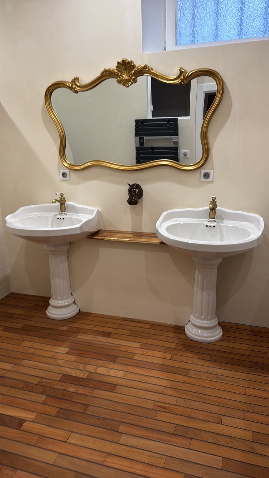 Salle de bain — vasques colonnes & miroir doré