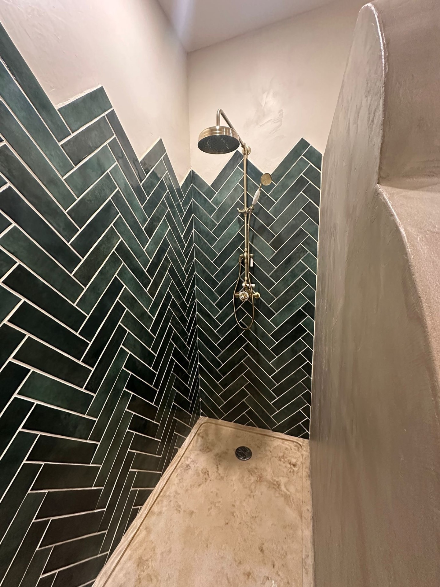 Douche zellige vert chevrons